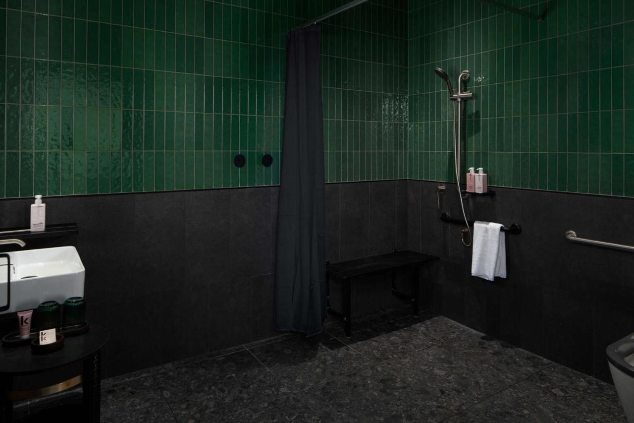Qt Newcastle Hotel Екстериор снимка A shower with a shower curtain