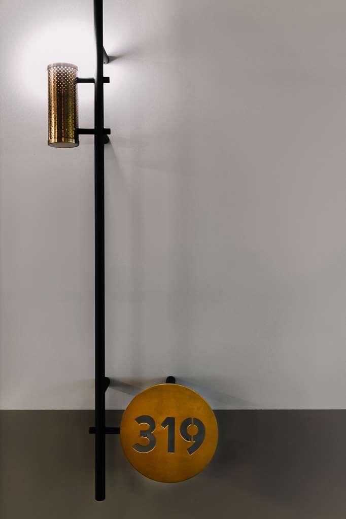 Qt Newcastle Hotel Стая снимка A candle clock