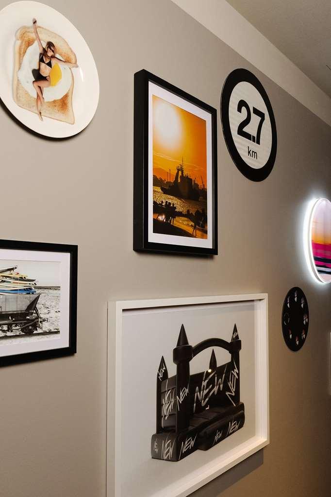 Qt Newcastle Hotel Удобства снимка A selection of photographs by the artist
